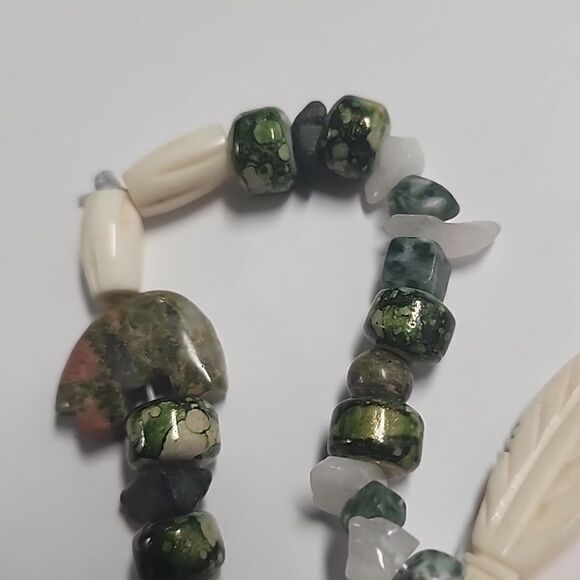 Unique Beaded Stretch Bracelet Feather Charm Animal Circle Green Ivory - Picture 4 of 4